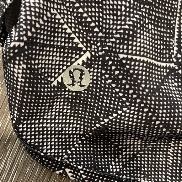 Lululemon Speed Up Shorts - Picture 5 of 5